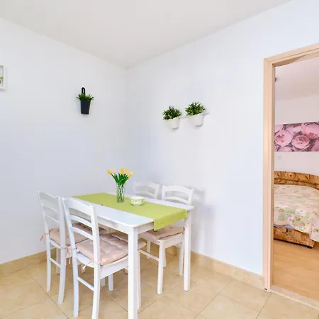 아파트 Mit Terrasse By Interhome